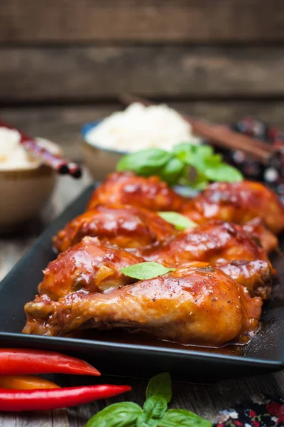 Baquetas de frango em um molho doce e azedo — Fotografia de Stock