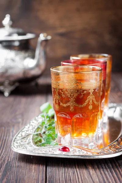 Marokkói menta tea, a hagyományos szemüveg — Stock Fotó