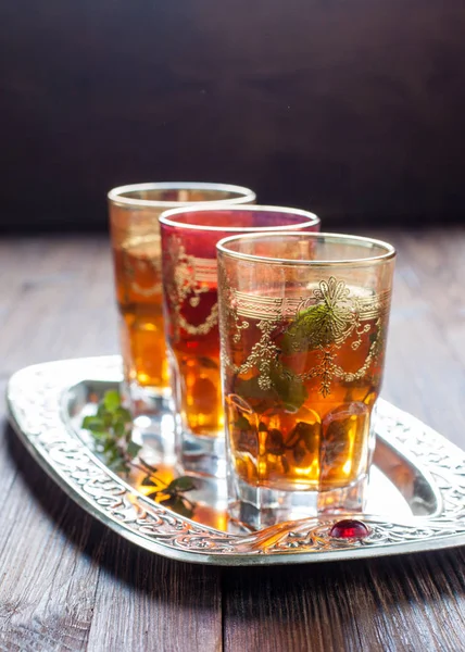 Thé à la menthe marocain dans les verres traditionnels — Photo