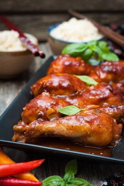 Baquetas de frango em um molho doce e azedo Imagem De Stock