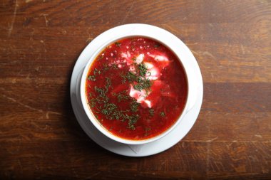 Limon, zeytin ve dereotu ile kırmızı çorbası