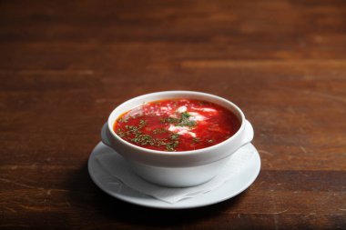Limon, zeytin ve dereotu ile kırmızı çorbası