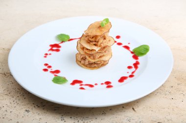 Armut fişleri ile kavrulmuş et parçaları