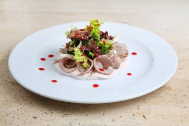 Jambonlu ve peynirli salata