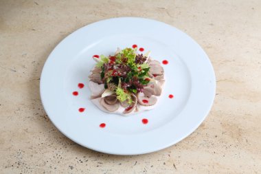 Jambonlu ve peynirli salata