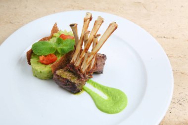 Raf Dana eti, kuzu kaburga