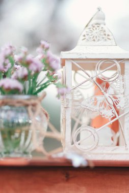 Rustik düğün fotoğraf bölge. El yapımı düğün süslemeleri Photo Booth, ahşap varil ve kutuları, fenerler, bavul ve beyaz çiçekler içerir