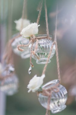 Mini vazo ve tavandan sarkan çiçek buketleri şeklinde orijinal düğün çiçekleri.