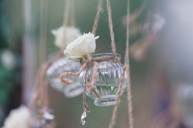 Mini vazo ve tavandan sarkan çiçek buketleri şeklinde orijinal düğün çiçekleri.