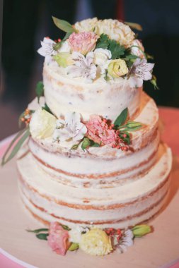 Güzel düğün kek krem ve çiçekler
