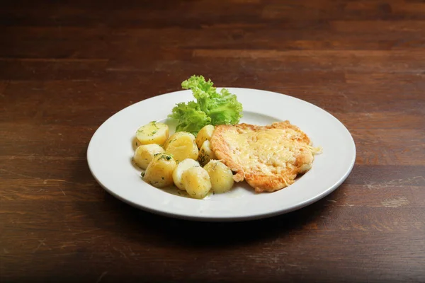 Gebakken Aardappelen Met Het Vlees Kaas — Stockfoto