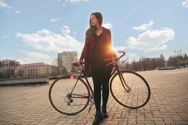 Mulher Sexy Com Bicicleta Vintage Perto Arranha Céu Arquitetura Concreto — Fotografia de Stock