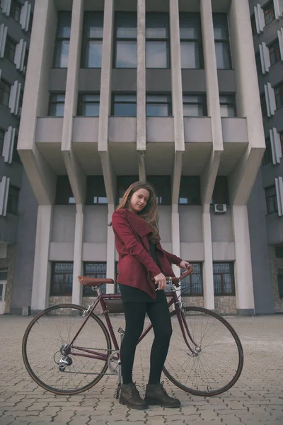 콘크리트 마천루 빈티지 자전거와 — 스톡 사진