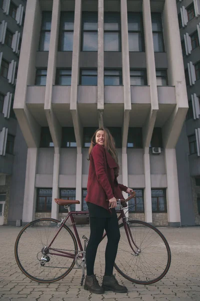 Mulher Sexy Com Bicicleta Vintage Perto Arranha Céu Arquitetura Concreto — Fotografia de Stock