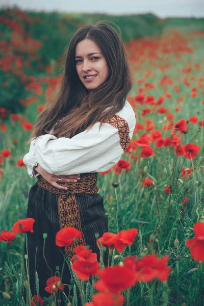 Красива Дівчина Макового Поля Національному Вбранні — стокове фото