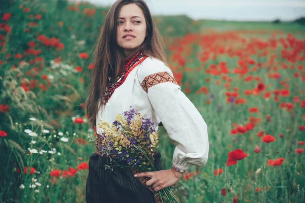 Belle Fille Dans Champ Pavot Vêtements Nationaux Ukrainiens — Photo