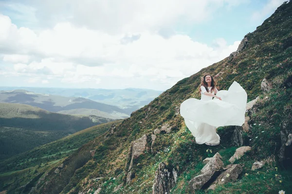 Novia Las Montañas Boda —  Fotos de Stock