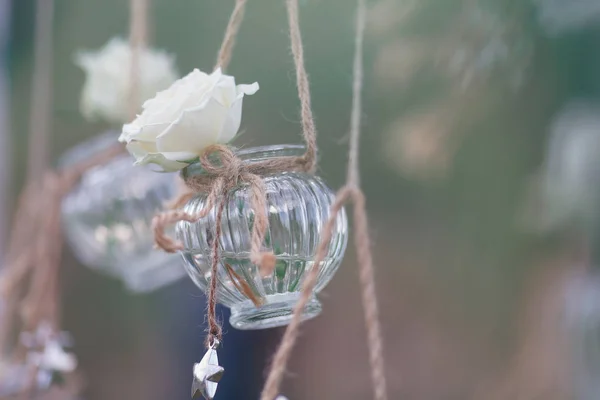 以小花瓶和挂在天花板上的花束为形式的最初婚礼花卉装饰 — 图库照片