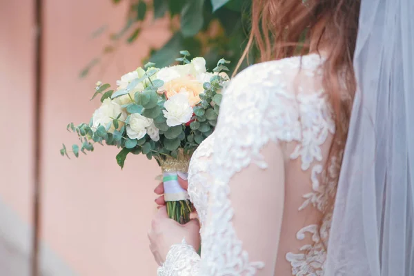 Krásná Kytice Různých Barev Rukou Nevěsty Bílých Šatech — Stock fotografie