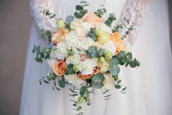 Krásná Kytice Různých Barev Rukou Nevěsty Bílých Šatech — Stock fotografie