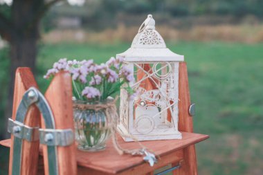 Rustik düğün fotoğraf bölge. El yapımı düğün süslemeleri Photo Booth, ahşap varil ve kutuları, fenerler, bavul ve beyaz çiçekler içerir