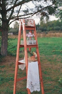 Rustik düğün fotoğraf bölge. El yapımı düğün süslemeleri Photo Booth, ahşap varil ve kutuları, fenerler, bavul ve beyaz çiçekler içerir