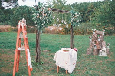 Rustik düğün fotoğraf bölge. El yapımı düğün süslemeleri Photo Booth, ahşap varil ve kutuları, fenerler, bavul ve beyaz çiçekler içerir