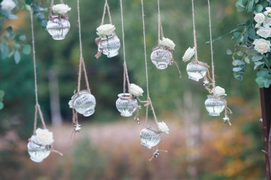 Mini vazo ve tavandan sarkan çiçek buketleri şeklinde orijinal düğün çiçekleri.