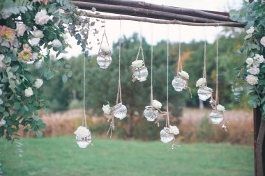 Mini vazo ve tavandan sarkan çiçek buketleri şeklinde orijinal düğün çiçekleri.