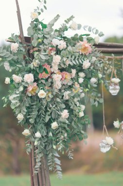 Rustik düğün fotoğraf bölge. El yapımı düğün süslemeleri Photo Booth, ahşap varil ve kutuları, fenerler, bavul ve beyaz çiçekler içerir