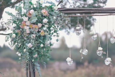 Rustik düğün fotoğraf bölge. El yapımı düğün süslemeleri Photo Booth, ahşap varil ve kutuları, fenerler, bavul ve beyaz çiçekler içerir