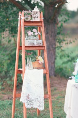 Rustik düğün fotoğraf bölge. El yapımı düğün süslemeleri Photo Booth, ahşap varil ve kutuları, fenerler, bavul ve beyaz çiçekler içerir
