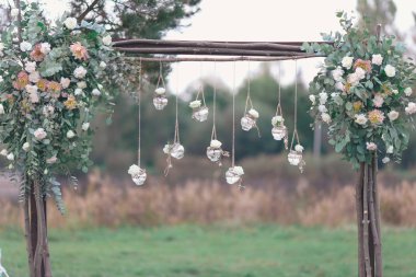 Mini vazo ve tavandan sarkan çiçek buketleri şeklinde orijinal düğün çiçekleri.