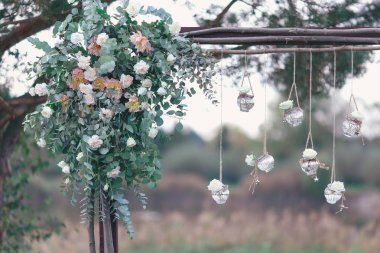 Rustik düğün fotoğraf bölge. El yapımı düğün süslemeleri Photo Booth, ahşap varil ve kutuları, fenerler, bavul ve beyaz çiçekler içerir