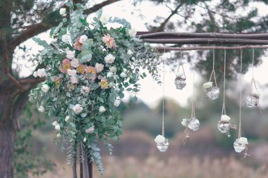 Rustik düğün fotoğraf bölge. El yapımı düğün süslemeleri Photo Booth, ahşap varil ve kutuları, fenerler, bavul ve beyaz çiçekler içerir