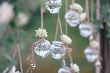 Mini vazo ve tavandan sarkan çiçek buketleri şeklinde orijinal düğün çiçekleri.