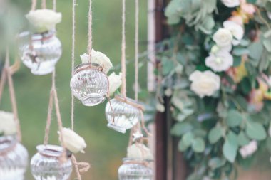 Mini vazo ve tavandan sarkan çiçek buketleri şeklinde orijinal düğün çiçekleri.