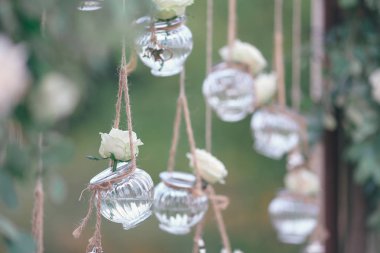 Mini vazo ve tavandan sarkan çiçek buketleri şeklinde orijinal düğün çiçekleri.