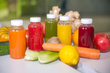 Taze meyve suyu karışımı meyve ve sebze, sağlıklı içecekler