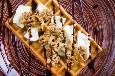 Peynir ve fındık ile Belçika waffle tabak