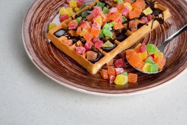 Krem, şekerli ve çikolatalı Belçikalı tabak waffle