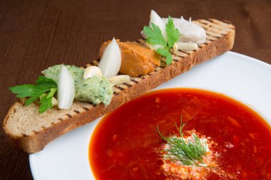 Ukrayna ve Rus ulusal kırmızı pancar çorbası, sebze ve et