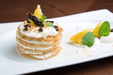 Krep çöl beyaz bir plaka üzerinde