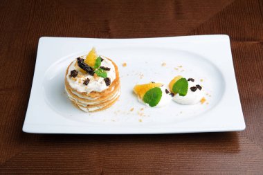 Krep çöl beyaz bir plaka üzerinde