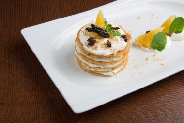 Krep çöl beyaz bir plaka üzerinde