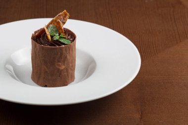 Beyaz bir plaka üzerinde çikolata tatlı