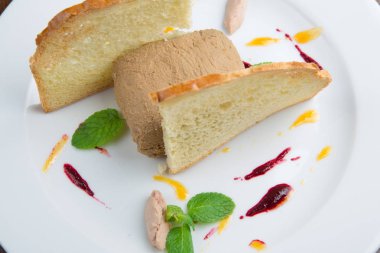 pate beyaz tabakta tost ile