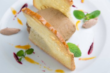 pate beyaz tabakta tost ile