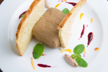 pate beyaz tabakta tost ile