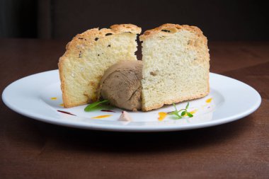 pate beyaz tabakta tost ile